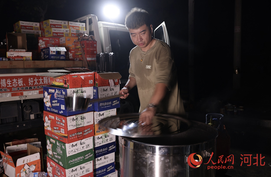 晚上10点，仍然在继续营业的小面摊儿。 人民网 戴泽鑫摄