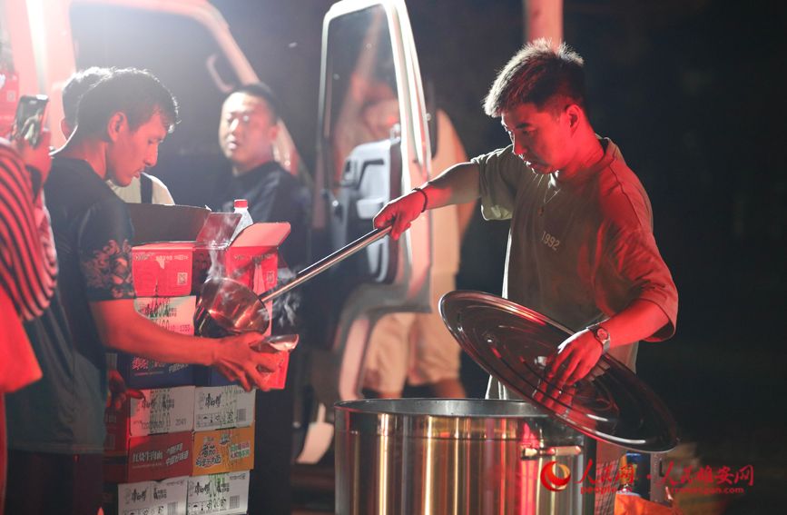 晚上10点，仍在营业的小面摊儿。 人民网 李兆民摄
