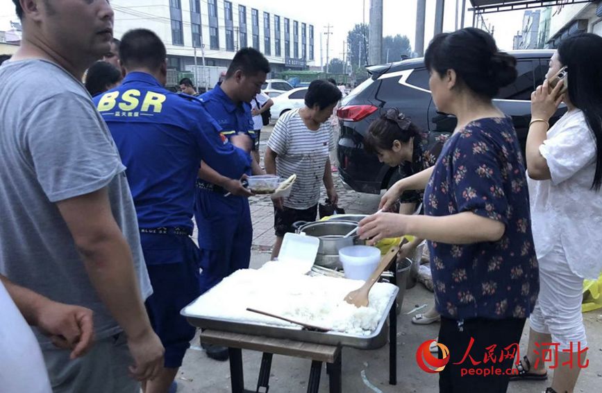 涿州市涿涞路南改线与107国道交叉口附近的免费就餐点。 人民网记者 林福盛摄